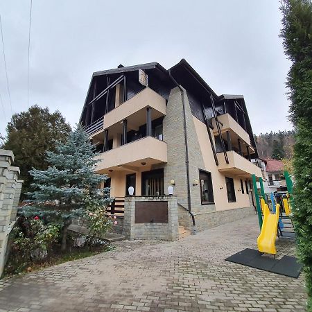 Pensiunea Public House Buşteni エクステリア 写真