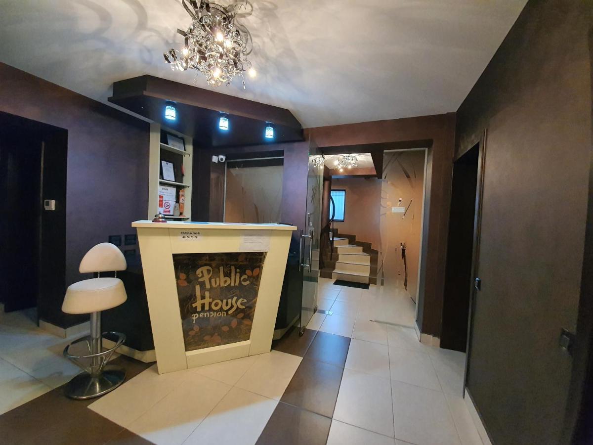 Pensiunea Public House Buşteni エクステリア 写真